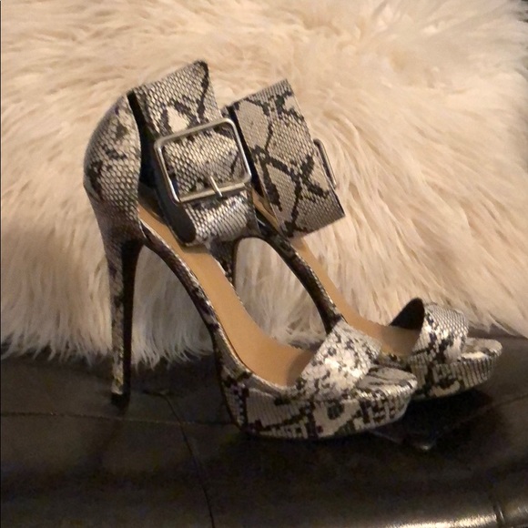 High heel shoes - Picture 3 of 5